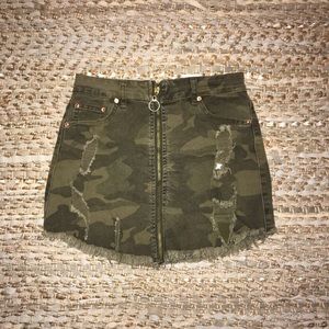 Camo distressed mini skirt